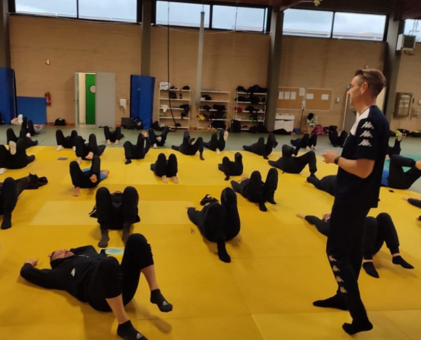 Studenti, esercizi, sessione di ginnastica posturale, palestra, Kinesio Athletic